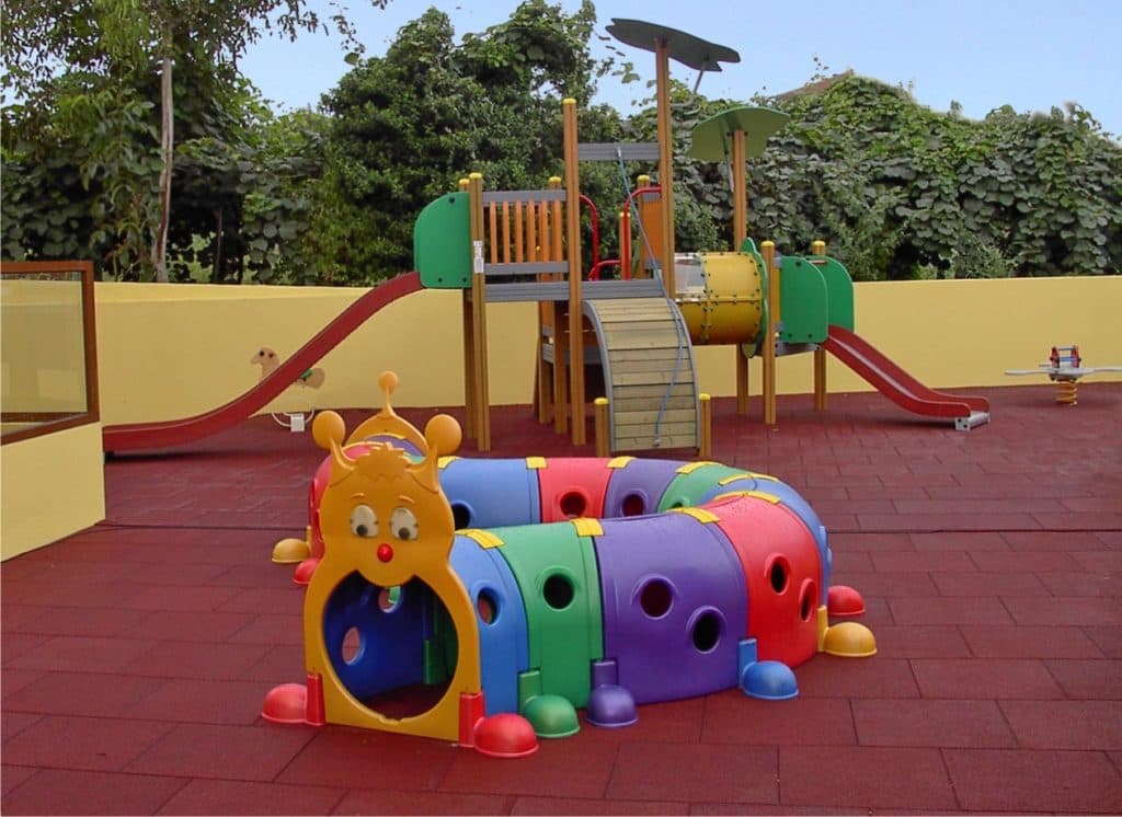 Parque infantil exterior d’A Girafa, em Rio Tinto